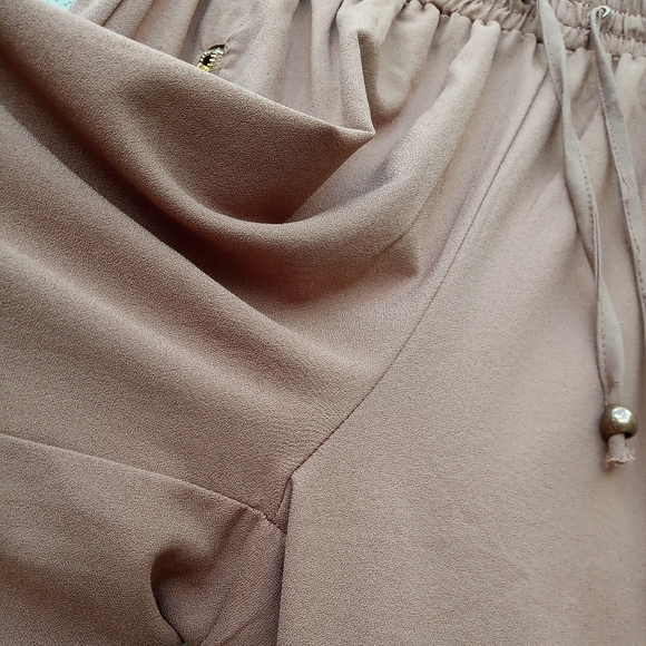 Mine Elastic Pants with Zipper Pockets in Medium - Picture 2 of 7